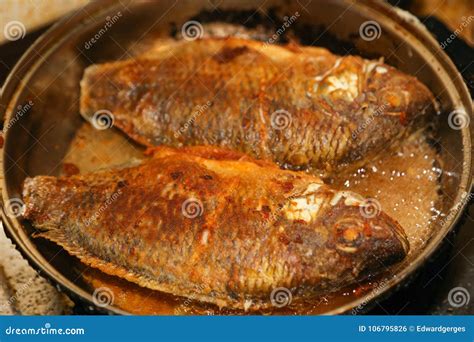 Pescados De La Tilapia Fritos En Una Cacerola Foto De Archivo Imagen