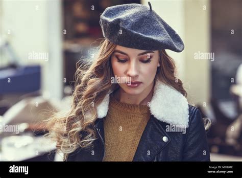 Blonde femme russe en contexte urbain Belle jeune fille portant béret veste en cuir noire et