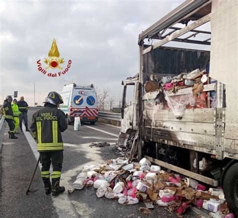 Camion In Fiamme Sulla A A Roma Panico Tra I Viaggiatori Trasporti