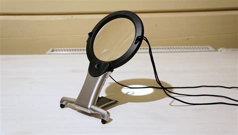 Большая лупа на подставке и с подсветкой / Техника для дома / iXBT Live