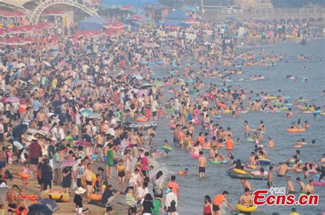 Qingdao beach overcrowded with tourists(1/4)