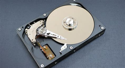 чем разделить диск в windows 10
