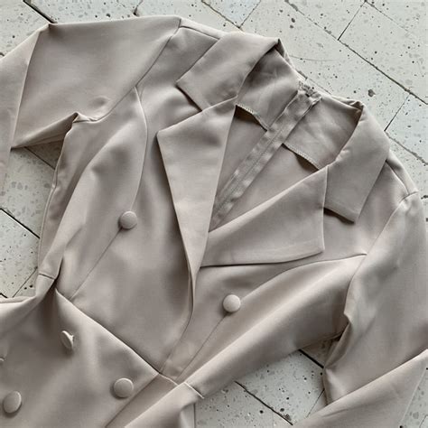 Macaquinho Alfaiataria Manga Longa Golinha e Botões Nude Dondoca Moda