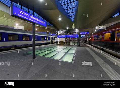 Z Ge Am Hauptbahnhof Wien Wien Sterreich Stockfotografie Alamy