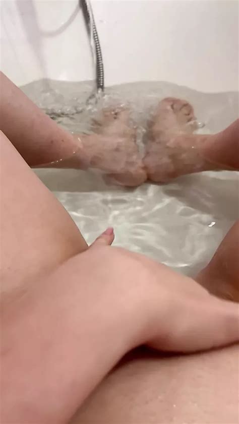 Calda Milf Viene Sditalinata Nella Vasca Da Bagno E Schizzata Xhamster