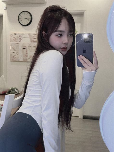 Loạt khoảnh khắc đẹp như tranh vẽ của hot girl tiểu học một thời Báo Tri thức và Cuộc sống