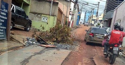 G1 Buraco atrapalha tráfego de veículos em rua na região central de