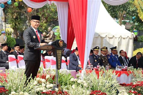 Pj Wali Kota Batu Dr Aries Agung Paewai S Stp M M Saat Membacakan