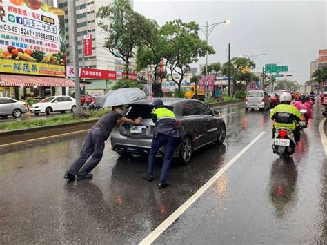 桃園男子駕車拋錨路中 暖警冒雨伸援推車解危 新聞 中時