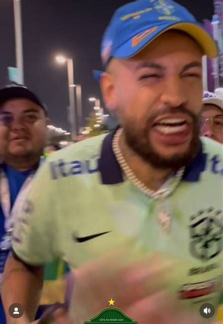 S Sia De Neymar Vai Ao Catar Para A Copa E Posa F S Durante Jogo Do