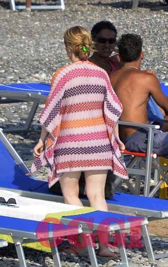 Giorgia Meloni al mare: il bikini della destra che piace anche alla