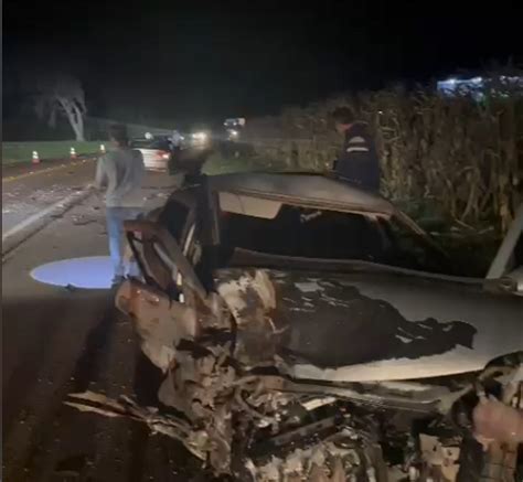 Batida frontal entre dois carros é registrada na BR 277 em Céu Azul