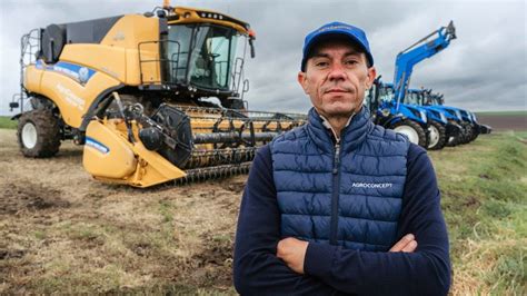 Ferma de 2 200 ha dotată exclusiv cu tractoare și combine New Holland