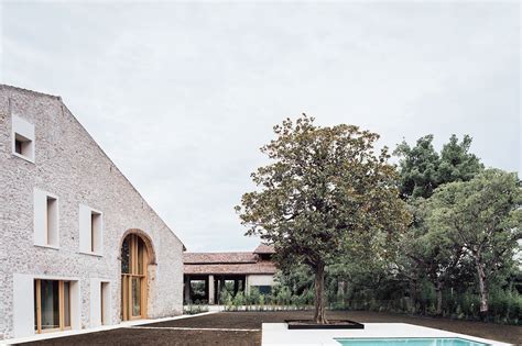 Verona Studio Wok Designs A Country Home Inside A Restored Barn