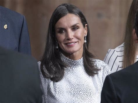 La Reina Letizia preside una reunión de trabajo en el Instituto