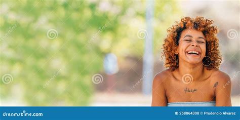 Garota Latina Americana Sorrindo Alto Fora De Casa Copyspace Foto De Stock Imagem De F Mea
