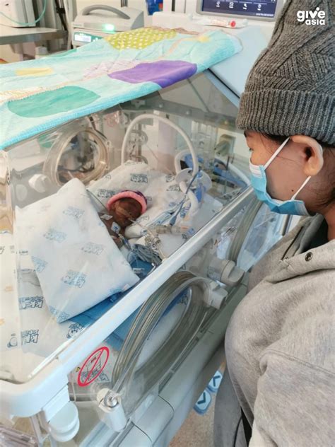 Premature Baby Born In S'pore Relies On Machine To Breathe, Parents