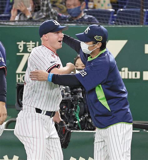 【日本シリーズ】ヤクルト高津監督は守護神マクガフを信じ抜く 最終回ピンチでラオウ斬りに笑顔でハグ「明日の元気になる」：中日スポーツ・東京中日スポーツ