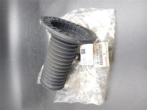 4815742030 Toyota пыльник амортизатора переднего