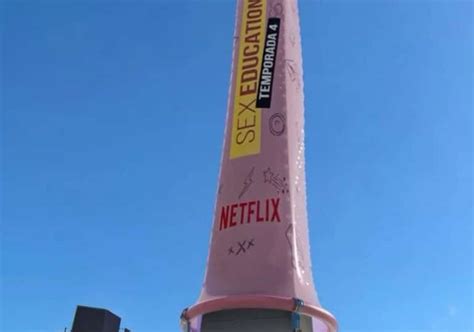 Sex Education Colocan condón gigante en Obelisco de Buenos Aires