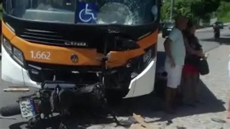 VÍDEO Homem morre e mulher fica ferida após ônibus bater em moto veja