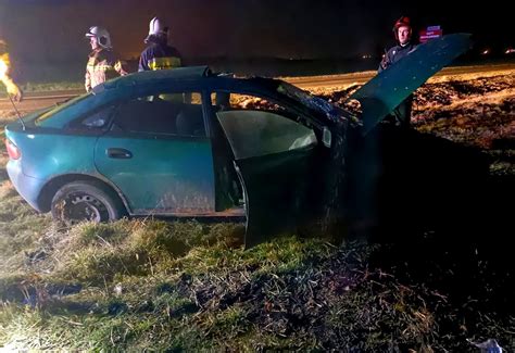 Groźny wypadek pod Wrocławiem Kobieta dachowała mazdą i wypadła z