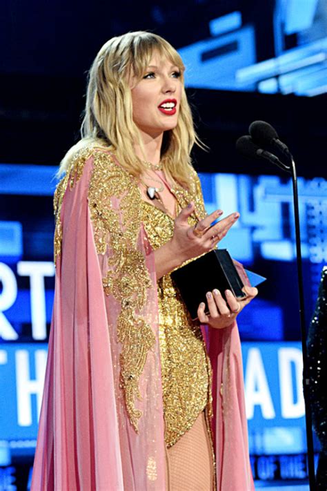 Yournastyscars Taylor Swift Accepts The Artist Of The Decade Award Onstage During The 2019