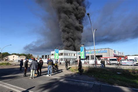 Incendio A Empoli Finestre Chiuse Revocata Lordinanza