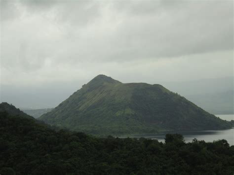 brokebackpacker: Taal Lake - Volcano Island