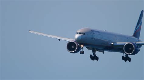 Aeroflot Boeing 777 landing 7121611 Stock Video at Vecteezy