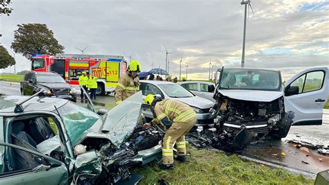 Schwerer Verkehrsunfall Mit F Nf Beteiligten Autos Auf Der B Bei