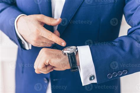 mirando el reloj de lujo a mano, verifique el tiempo.concepto de hombre