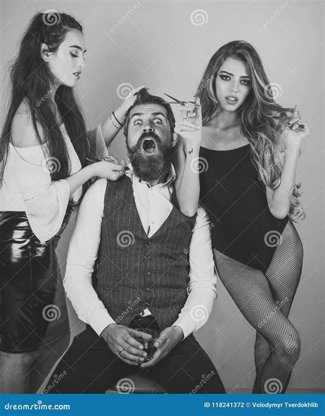 Friseursalon Schönes Brunette Mädchen Mit Frisur Und Bilden Lokalisiert Auf Weißem Hintergrund