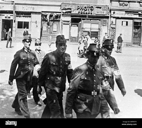 La policía popular alemana Volkspolizei patrulla en las calles de