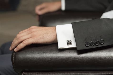 Rules for Cufflink Shirts With a Suit | Livestrong.com