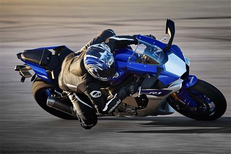 2015 Yamaha Yzf R1 Game On Asphalt And Rubber