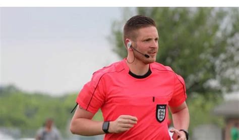 El primer árbitro homosexual del fútbol británico Ser gay no importa al dirigir un partido