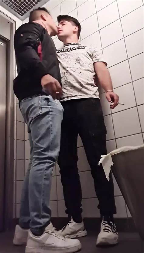 Vídeos porno gay de Baño público a pelo gratis Películas sexo gay xHamster