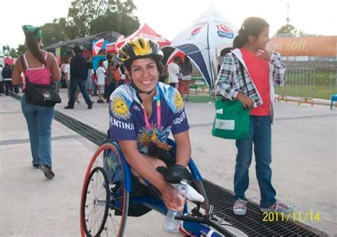 Sale A Entrenar A La Ruta Y Con Una Silla Antigua La Conmovedora Historia De La Atleta Que