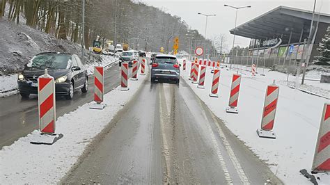 Trudne warunki na drogach w Gorzowie Kierowcy nie mogą podjechać pod górkę