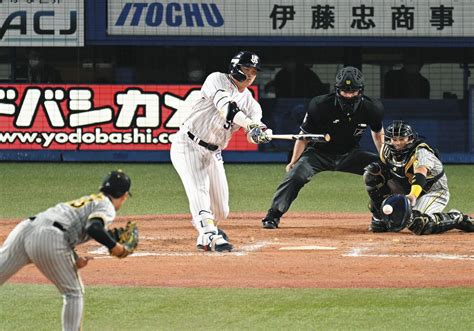 【写真】空振り三振に倒れる村上：中日スポーツ・東京中日スポーツ