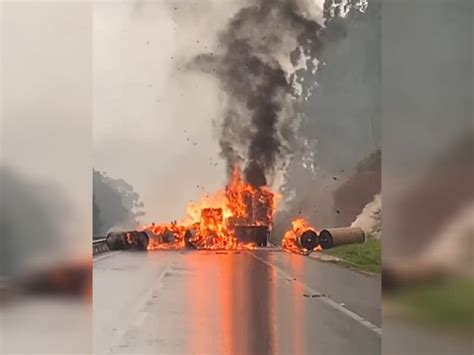 Incêndio toma conta de caminhão carregado bobinas de papel na BR