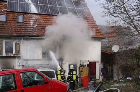 Brand bei Schweißarbeiten greift auf Haus über