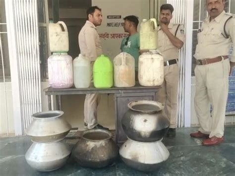 Police Recovered 60 Liters Of Liquor Accused Also Arrested घर में बना रहे थे शराब पुलिस ने