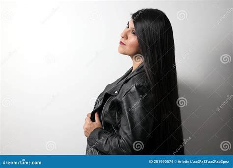 Mujer Real Adulta Latina Con El Pelo Largo Y Recto Que Vuela En El Aire Está Contenta Y Feliz
