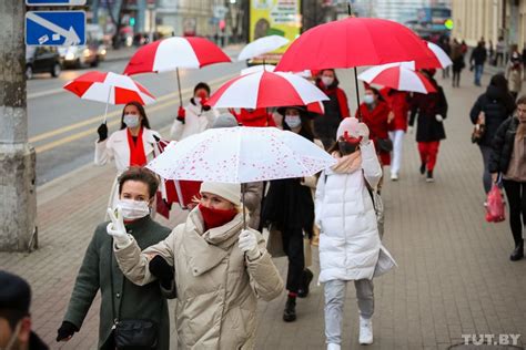 Женщины с бело-красно-белыми зонтиками прогулялись по центру Минска ...