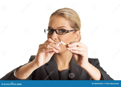 Femme Cassant La Cigarette Pour Cesser Tabagisme Photo Stock Image Du