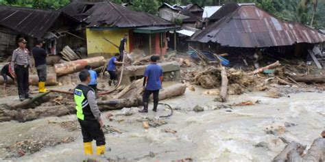 Mindestens Tote Nach Erdrutschen In Indonesien