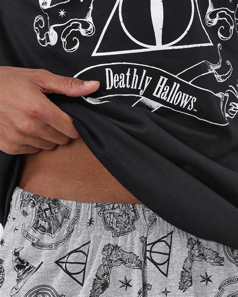 Pijama curto masculino Relíquias da Morte preta Harry Potter FANLAB