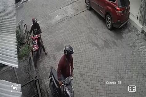 Terekam Cctv Begini Aksi Tiga Pelaku Curanmor Di Perumahan Paiton